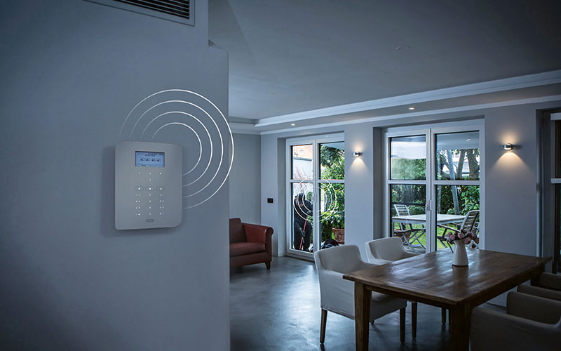 Mechatronische Funkalarmsysteme bieten einen unsichtbaren Schutz und lassen sich einfach im Eigenheim nachrüsten.