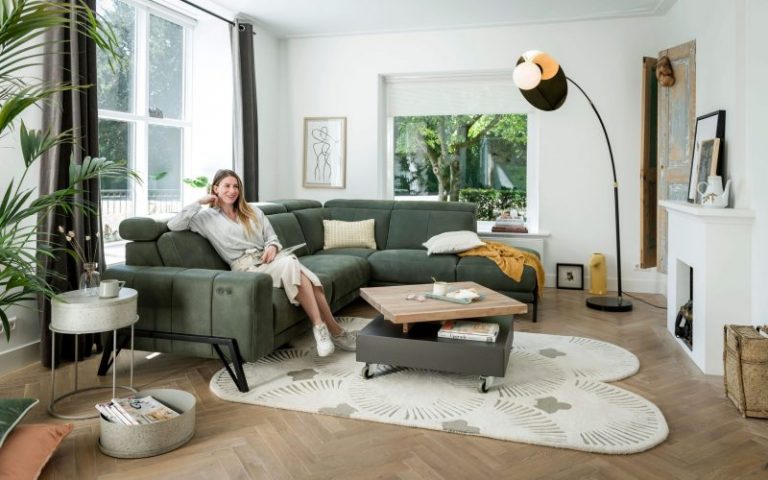 Holzmöbel, Pflanzen und Blumenaccessoires sorgen für den Naturlook zu