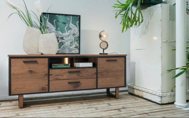 Holzmöbel, Pflanzen und Blumenaccessoires sorgen für den Naturlook zu