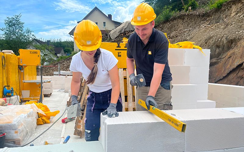 Setzen Bauherren beim Hausbau auf Eigenleistung, können sie mit immensen Einsparungen rechnen